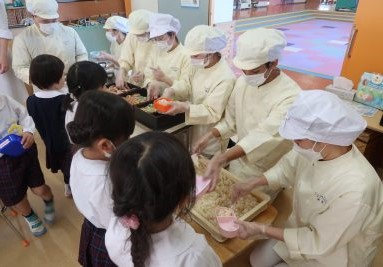 食健康コース２回生　附属幼稚園へのたけのこご飯提供