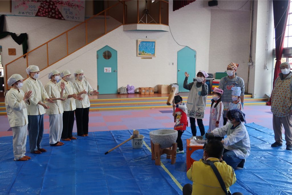 附属幼稚園の園児とお餅つきをしました