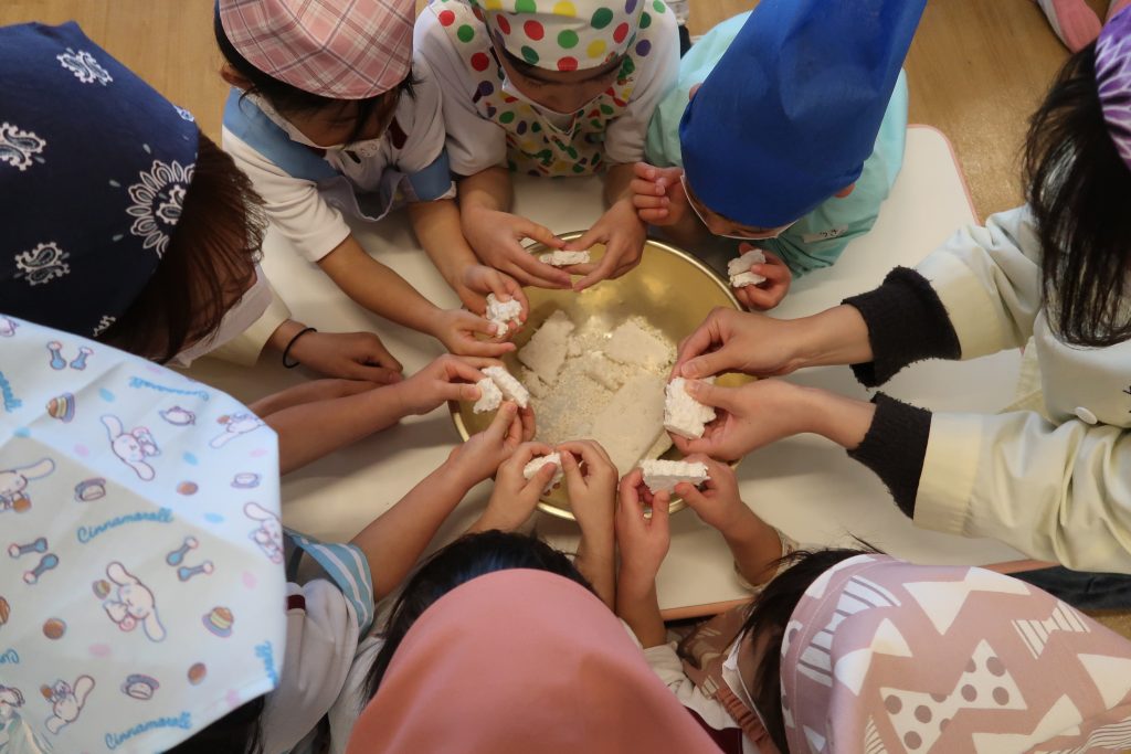 附属すみれ保育園の園児とみそづくりをしました